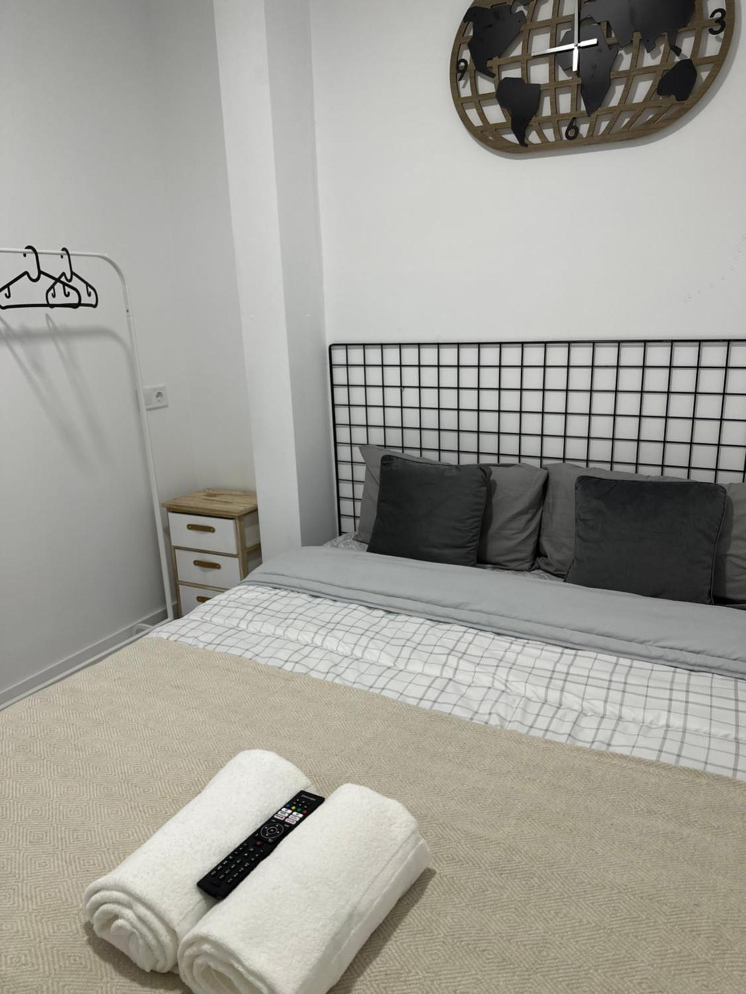 Rooms Mediavilla Madrid Bagian luar foto