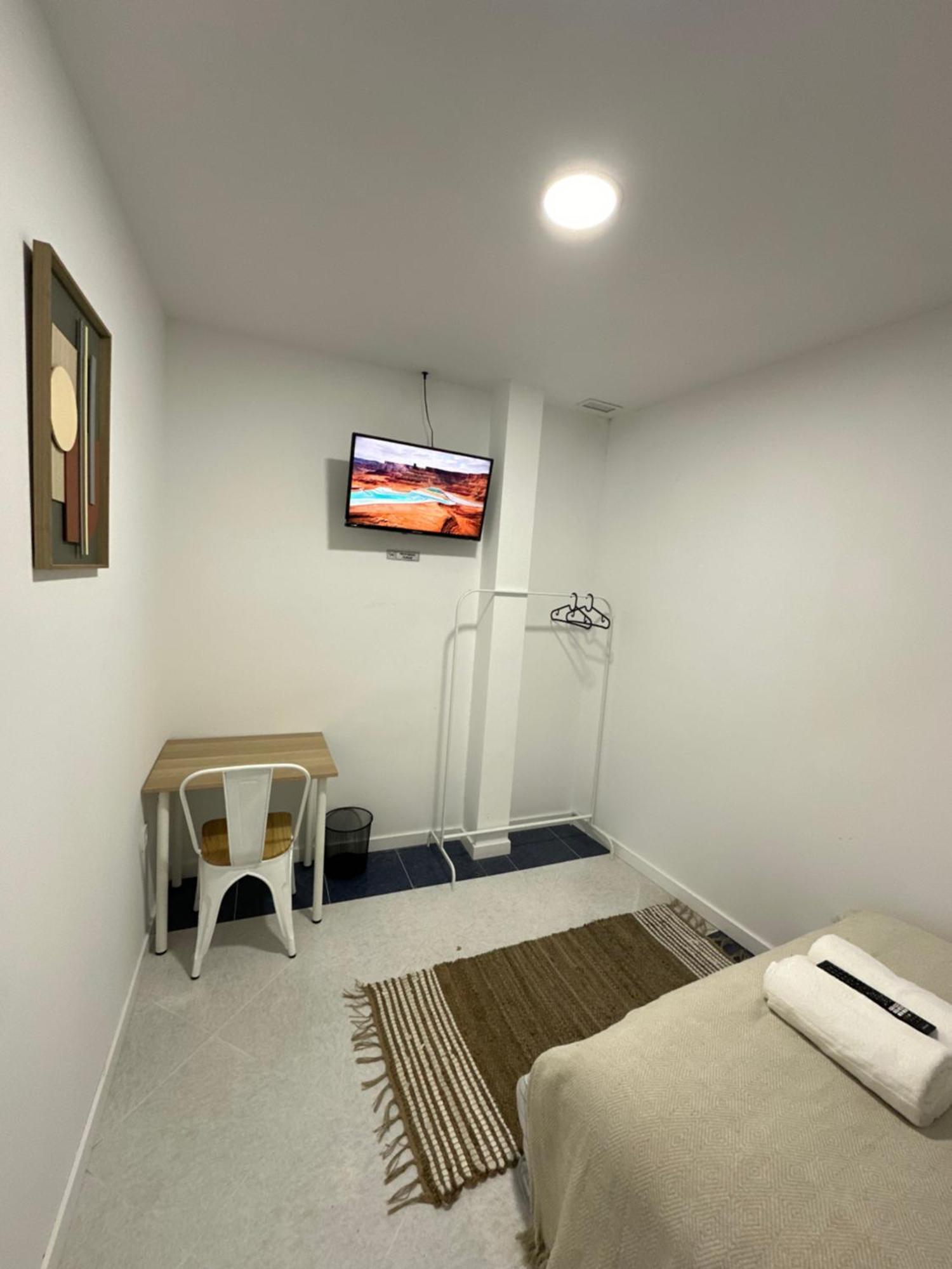 Rooms Mediavilla Madrid Bagian luar foto